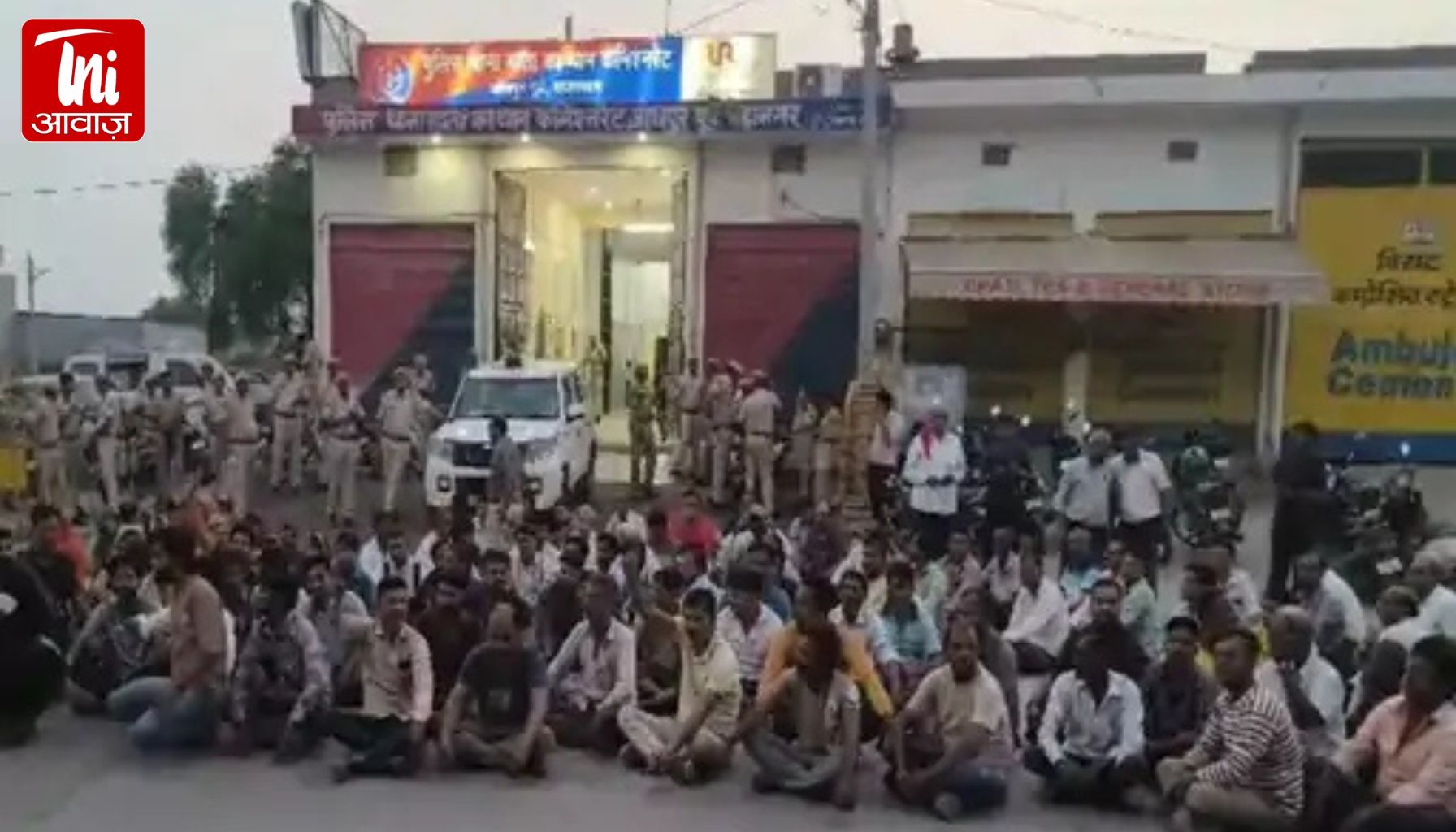 युवती के सुसाइड को लेकर परिजनों का थाने पर प्रदर्शन: आरोपियों की गिरफ्तारी की मांग, पुलिस पर कार्रवाई न करने का आरोप