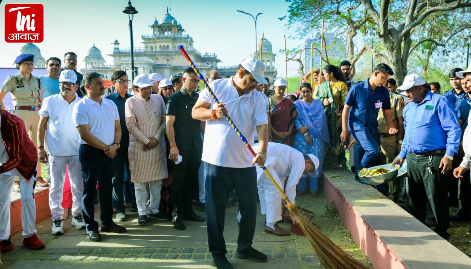 अल्बर्ट हॉल से CM भजनलाल का बड़ा स्वच्छता संदेश: खुद झाड़ू लगाई, सफाईकर्मियों को PPE किट और स्ट्रीट वेंडर्स को चेक