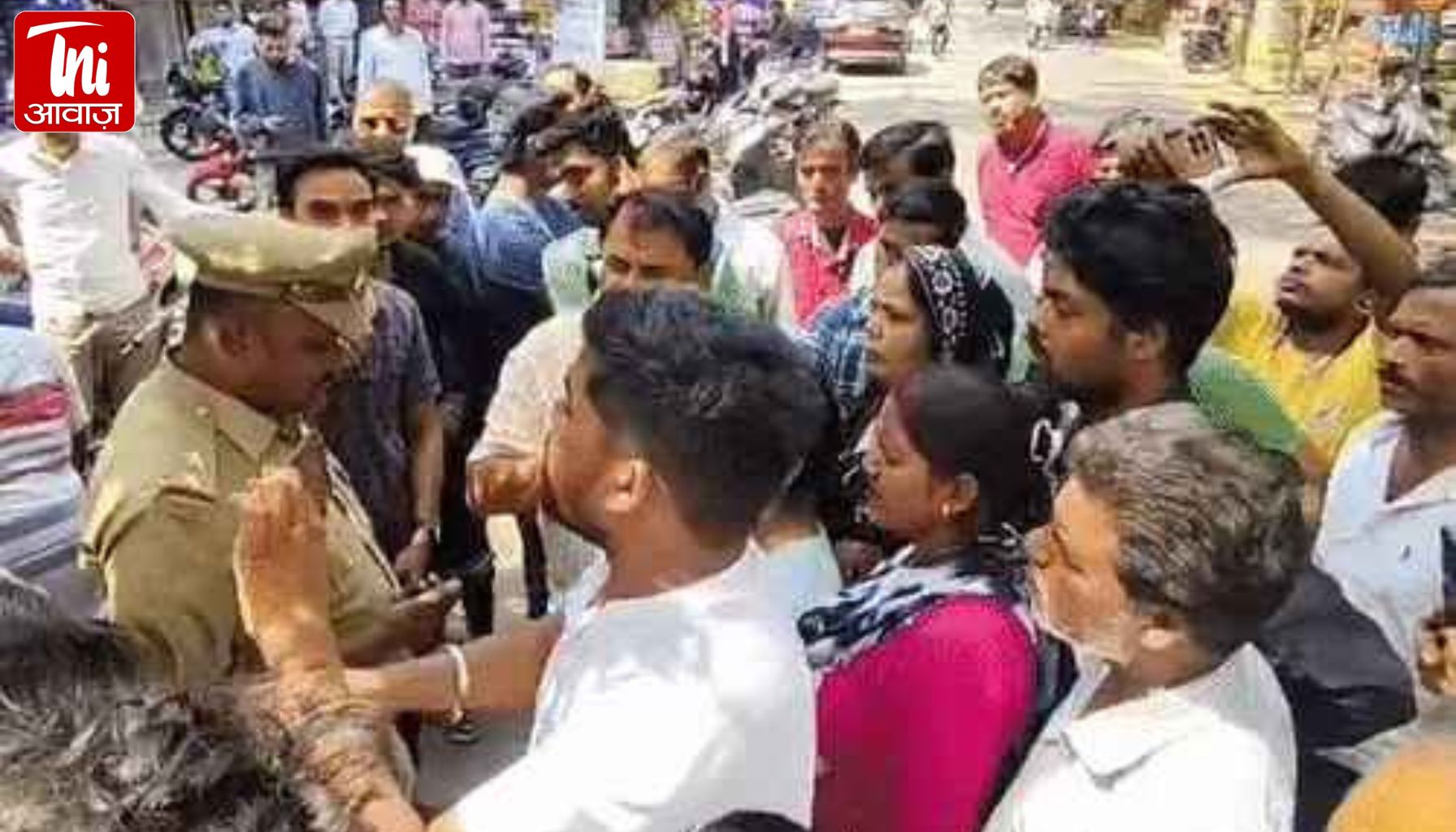 गैस सिलेंडर नहीं मिला तो फूट पड़ा गुस्सा: लखनऊ के हुसड़िया चौराहे पर 100 लोग सिलेंडर लेकर सड़क पर उतरे, लगा लंबा जाम