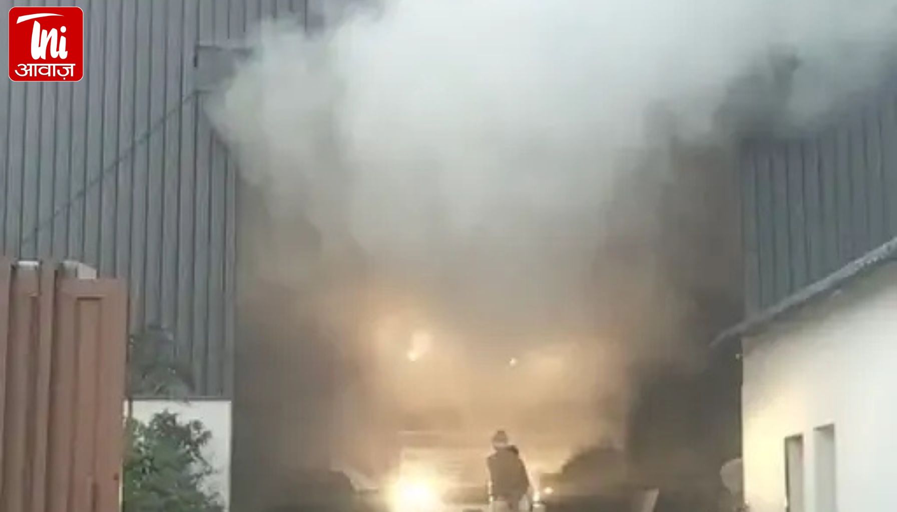 चौमूं की मूंगफली फैक्ट्री में भयंकर आग! शॉर्ट सर्किट से मची तबाही, लाखों का माल राख