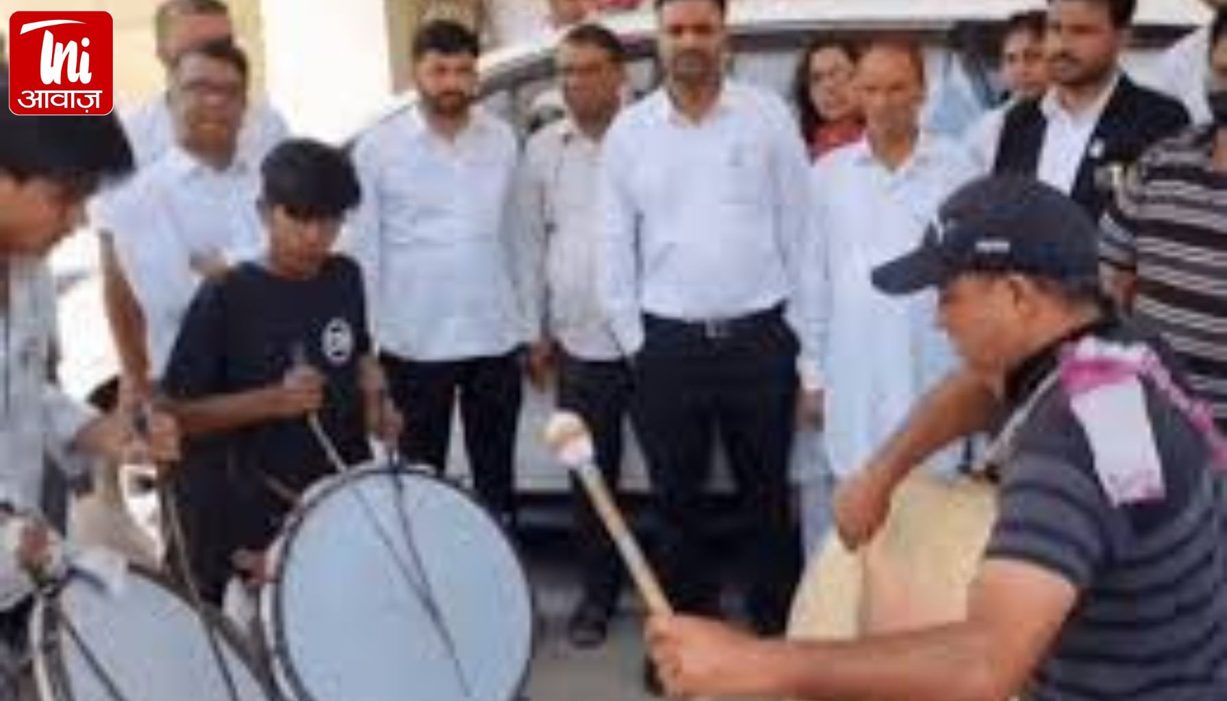 सीकर कलेक्ट्रेट पर ढोल बजाते पहुंचे वकील: सरकार को जगाने की कोशिश, 63वें दिन भी जारी रहा आंदोलन