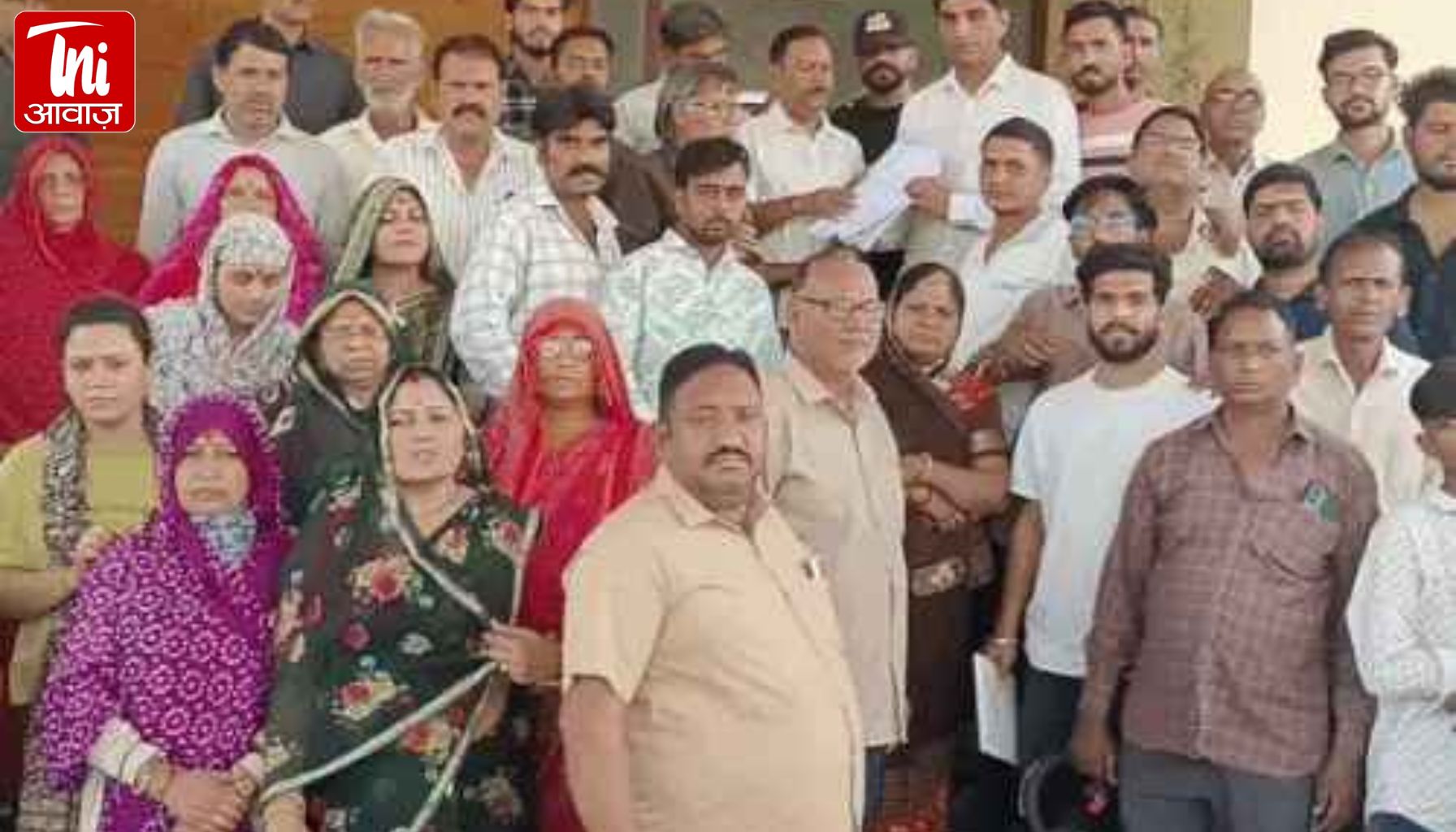 सीकर में सड़क चौड़ीकरण पर बवाल: महिलाओं की चेतावनी—“घर तोड़े तो बच्चों संग जान देने को मजबूर होंगे”