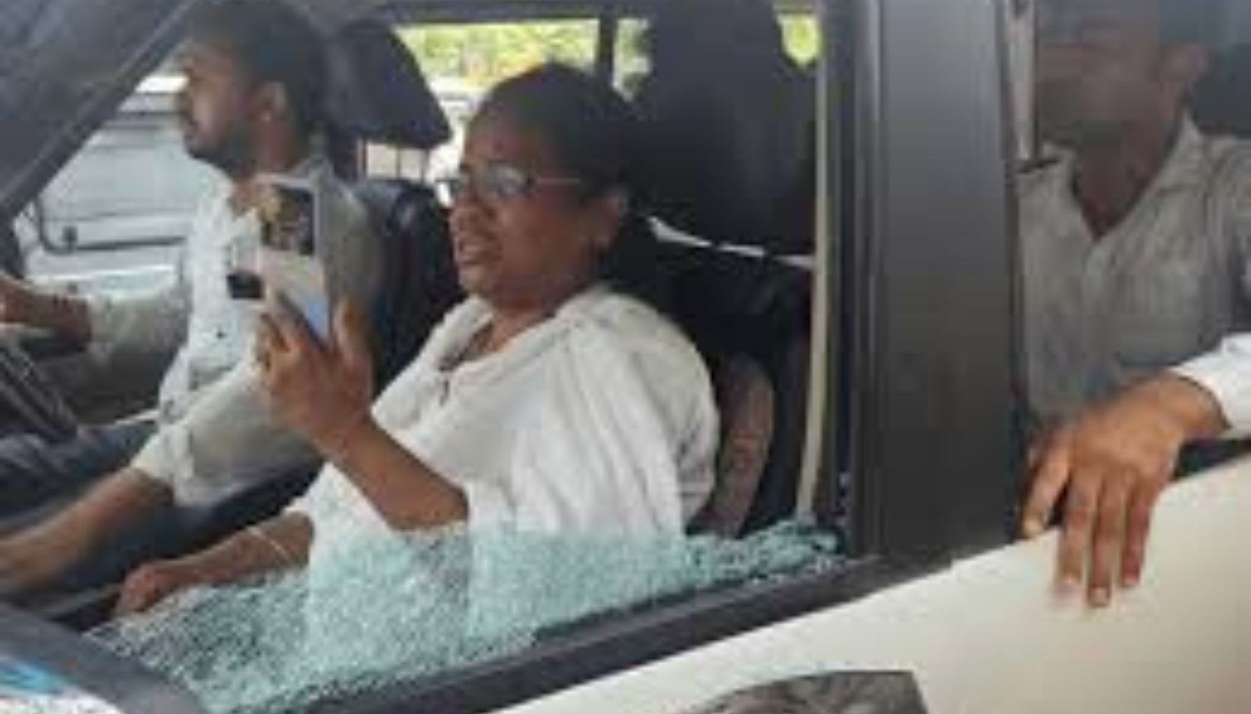 बंगाल में चुनावी हिंसा: TMC सांसद मिताली बाग की कार पर हमला, पत्थरबाजी में घायल