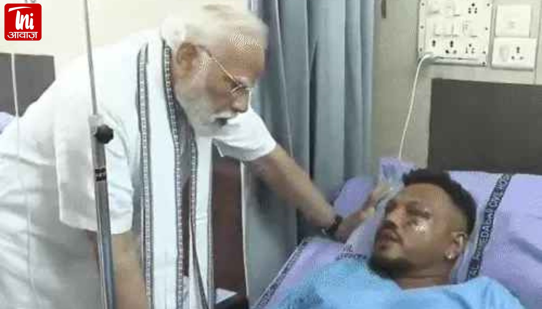 अहमदाबाद प्लेन क्रैशः इकलौता जीवित यात्री ने किया चौंकाने वाला खुलासा — दरवाज़े सहित गिरने से बची जान, पीएम मोदी ने किया अस्पताल का दौरा