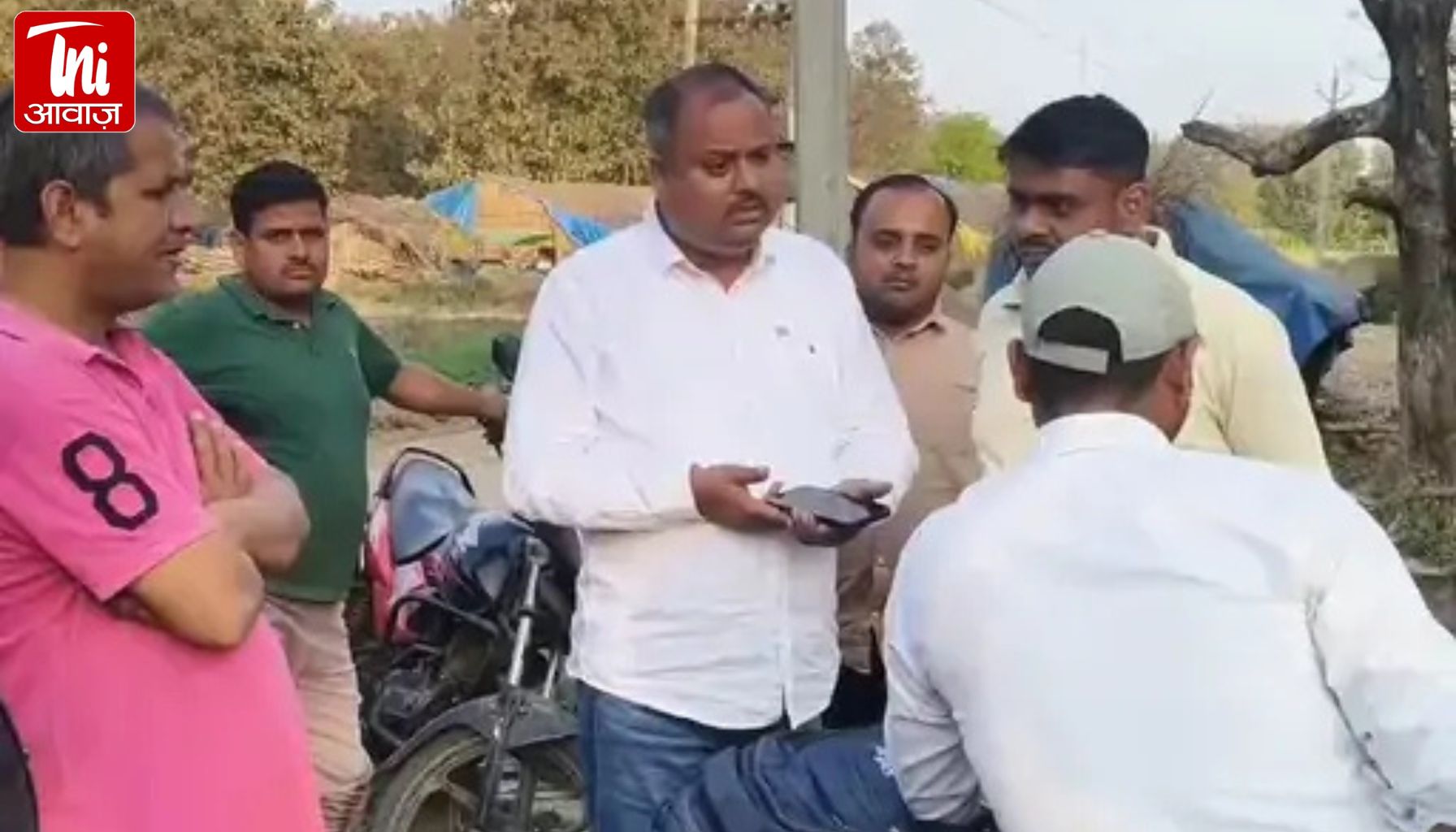 गोंडा में जमीन नापने पहुंचे लेखपाल पर हमला: कट्टा दिखाकर खसरा फाड़ने की कोशिश, 9 के खिलाफ केस