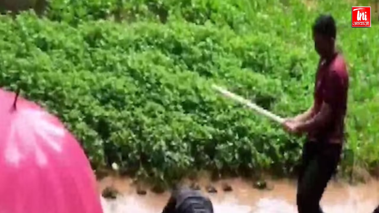 NCC कैडेटों का बेरहम सीनियर, बारिश के पानी में की डंडे से जमकर पिटाई