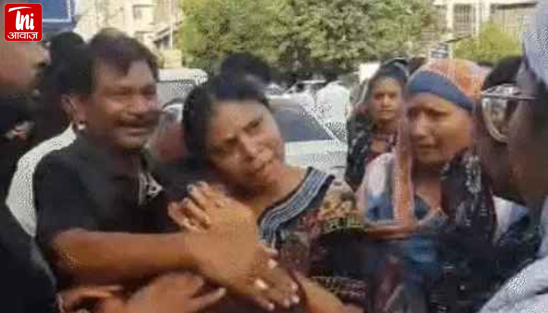 Ahmedabad Air Crash: सिविल अस्पताल में अपनों की तलाश, ट्रॉमा सेंटर और पोस्टमॉर्टम रूम के बाहर लगी लंबी कतारें