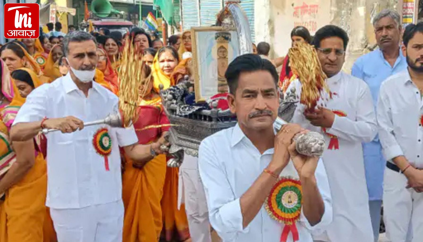 महावीर जयंती पर बांदीकुई में उमड़ा आस्था का सैलाब: भजनों पर झूमीं महिलाएं, फूलों की बारिश से गूंजा शहर