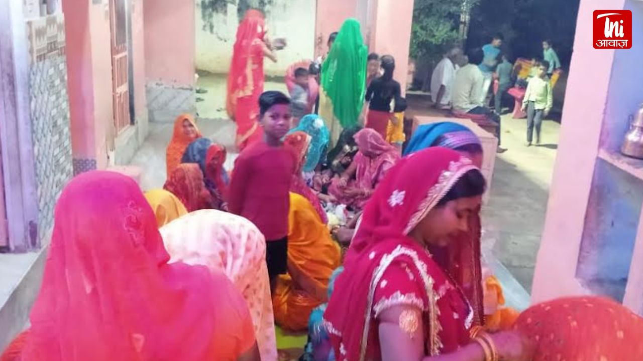 सुहागिन महिलाओ ने पति की लंबी उम्र की कामना करते हुए रखा करवा चौथ का व्रत, सूरौठ कस्बे के बाजारों में रही भारी भीड़ 