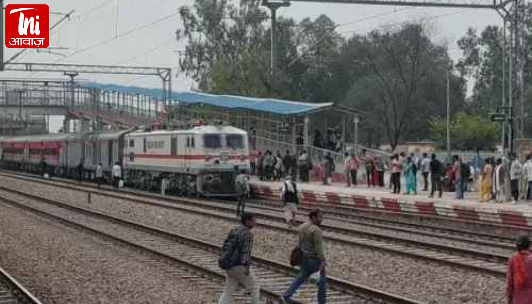 दौसा के यात्रियों का फूटा गुस्सा! गरीब रथ नहीं रुकी तो बढ़ेगी परेशानी, सांसद से लगाई गुहार