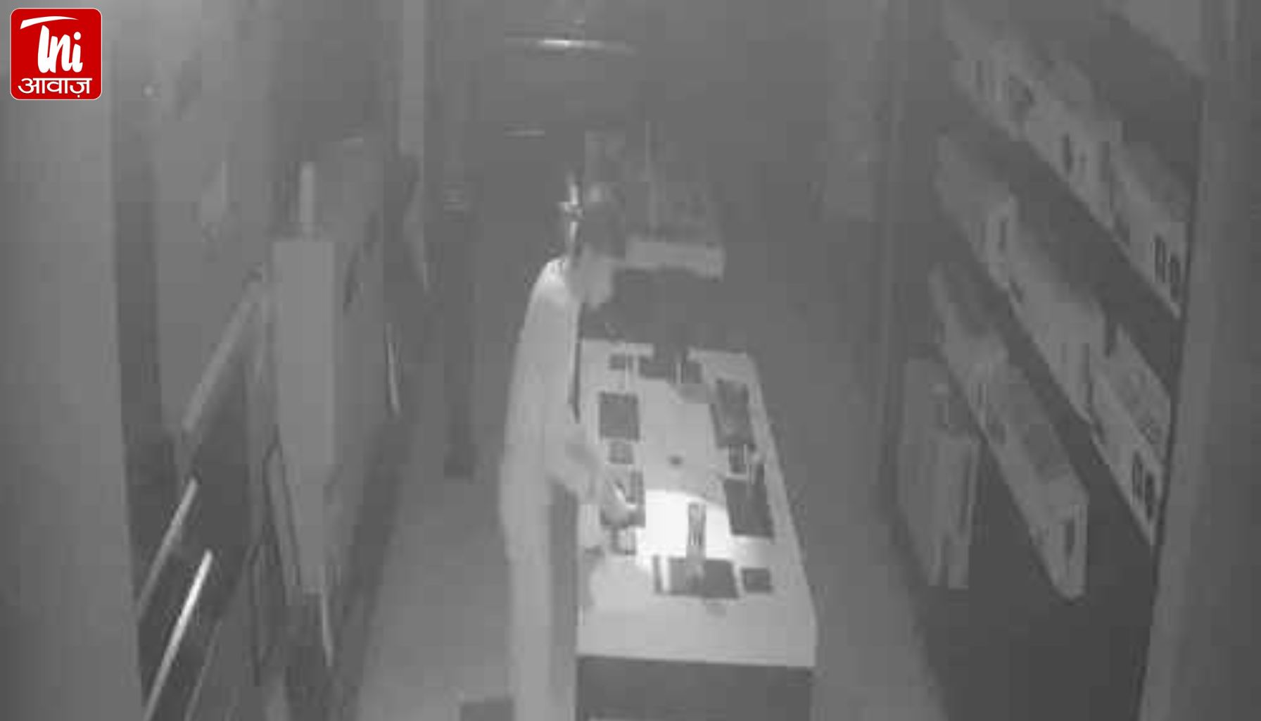 जयपुर में सैमसंग शोरूम से 42 लाख की चोरी, चद्दर की आड़ में वारदात का वीडियो हुआ वायरल