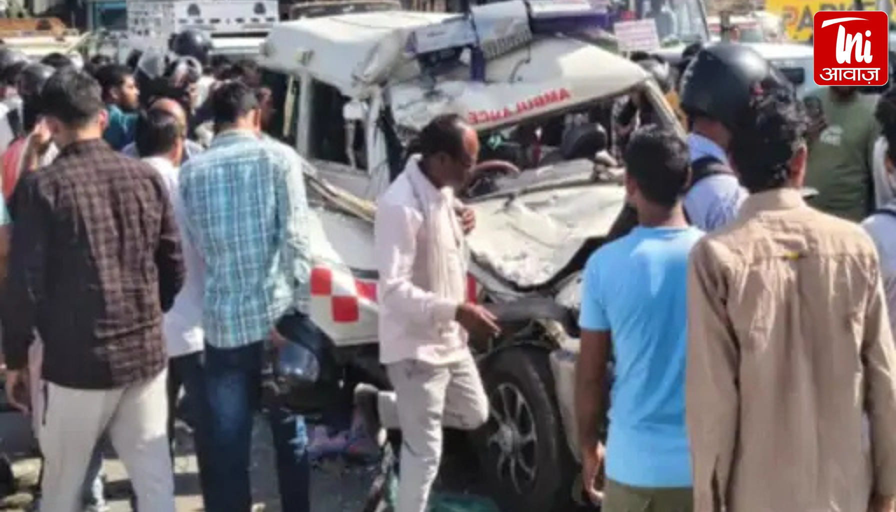 जयपुर में दर्दनाक हादसा! बस को ओवरटेक करते ही पलटी बोलेरो, एम्बुलेंस से भिड़ंत में 7 घायल