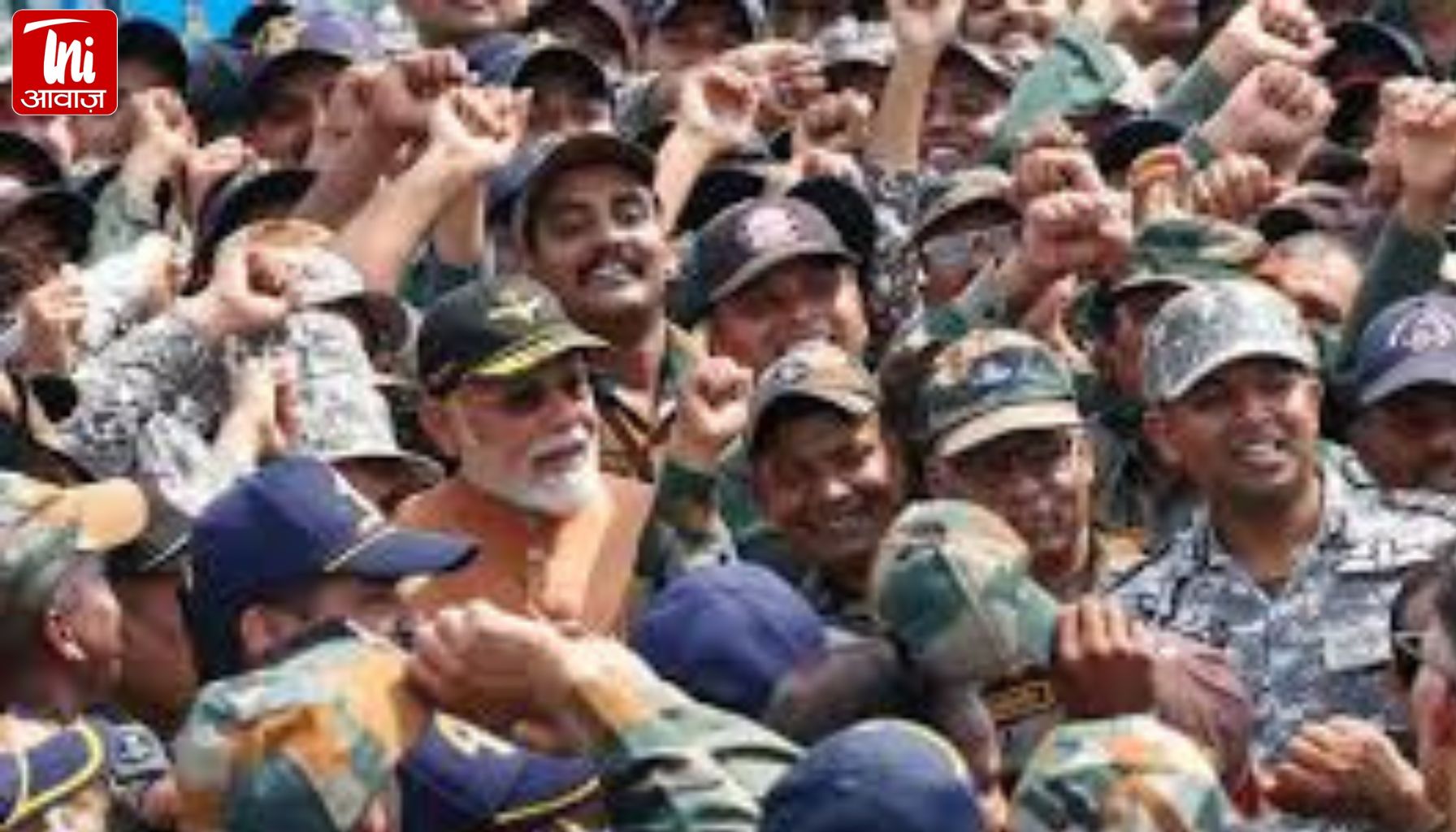 PM मोदी का अचानक आदमपुर एयरबेस दौरा: जवानों को सफल एयर स्ट्राइक के लिए दी बधाई
